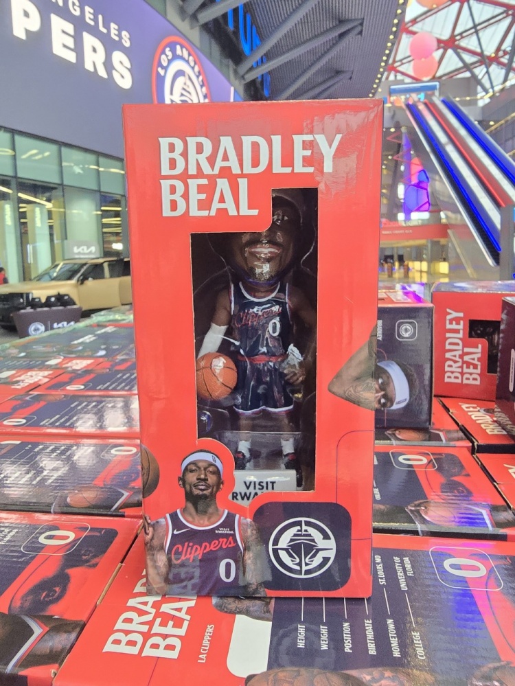 吸引力如何？船记：快船主场今日将发放比尔造型的摇头娃娃